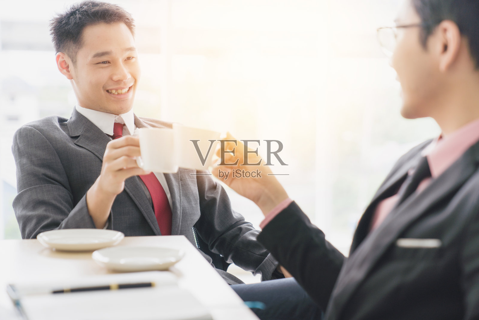 在现代共享办公空间工作的快乐商务人士肖像照片摄影图片