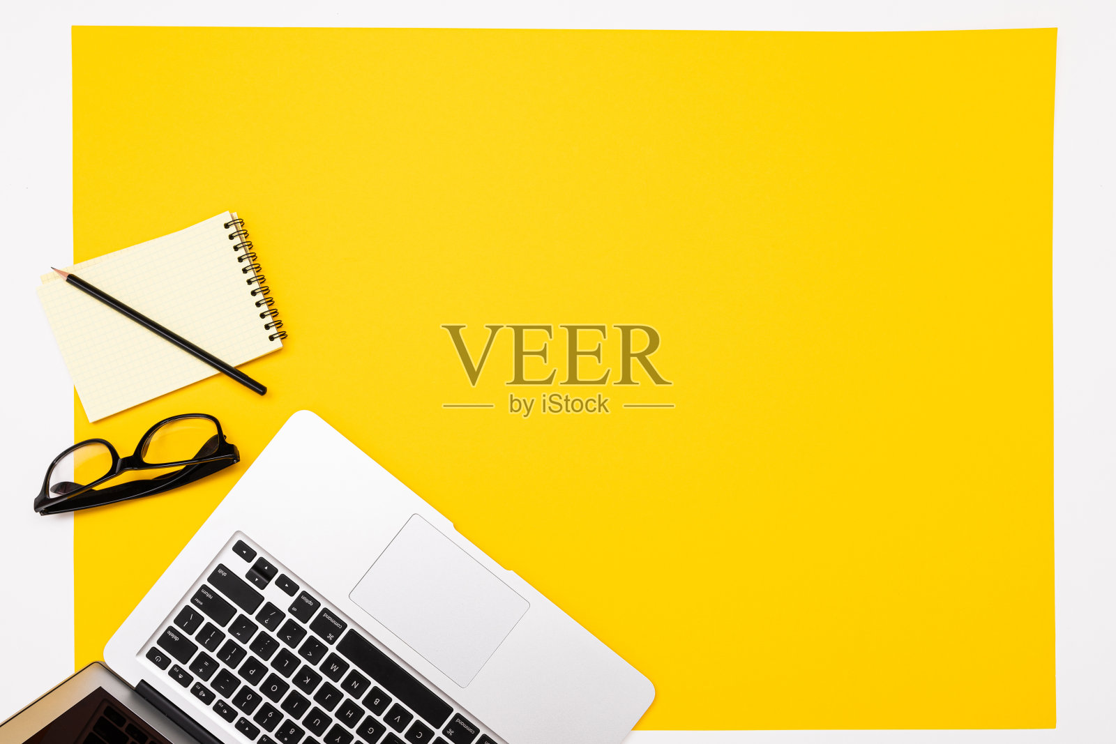 黄色的背景上整齐地放着学校和办公用品照片摄影图片