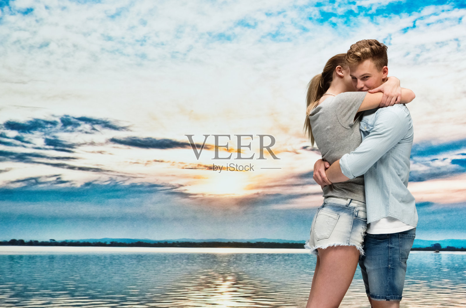 穿短裤的白人女性照片摄影图片