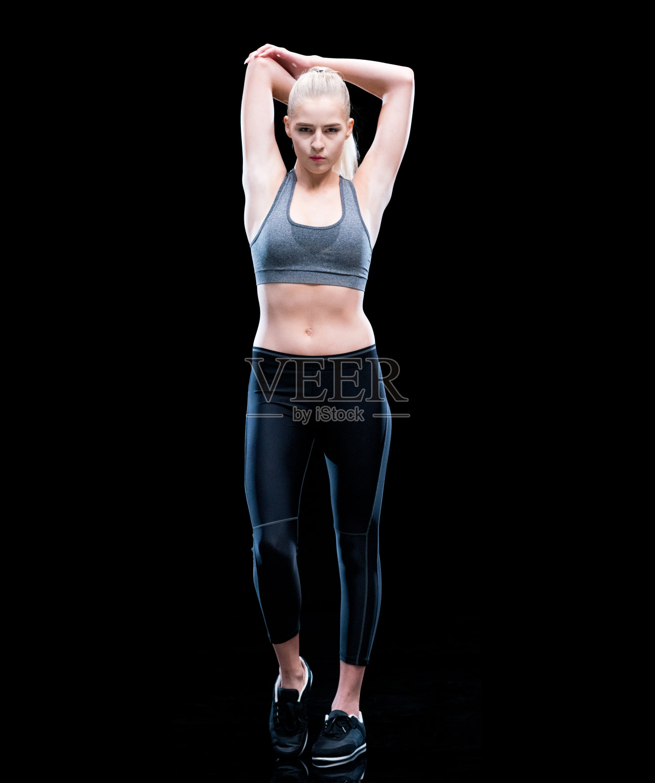 白人女性伸展穿着运动服照片摄影图片