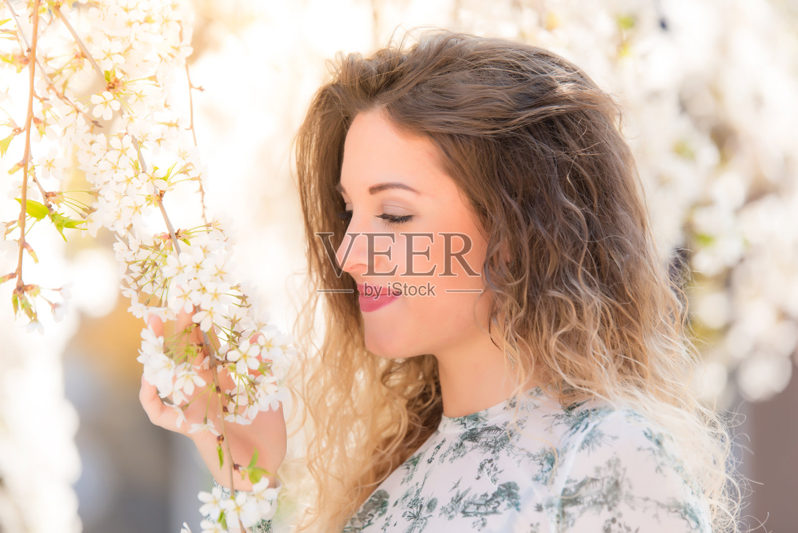 闻花的美丽女人照片摄影图片