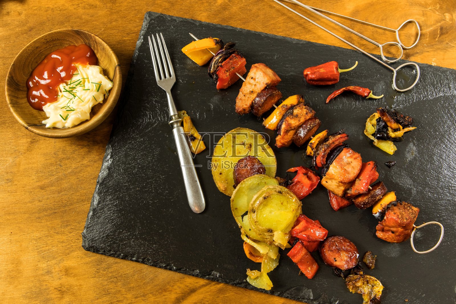 生肉串：搭配红黄绿甜椒，准备烧烤照片摄影图片