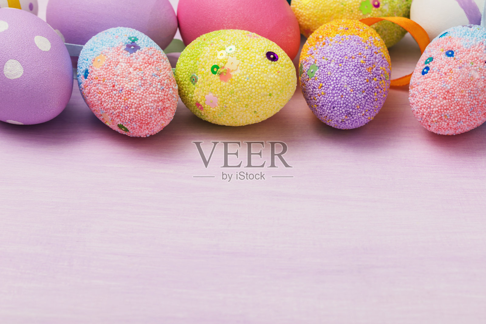 桌面多种颜色复活节彩蛋，节日留白背景照片摄影图片