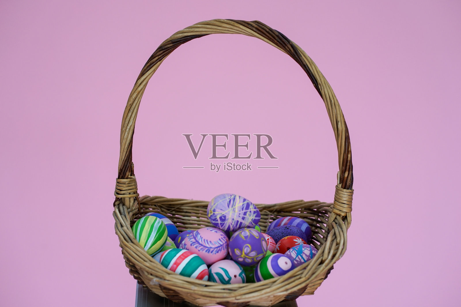 彩色复活节彩蛋孤立在粉红色的背景复制空间照片摄影图片