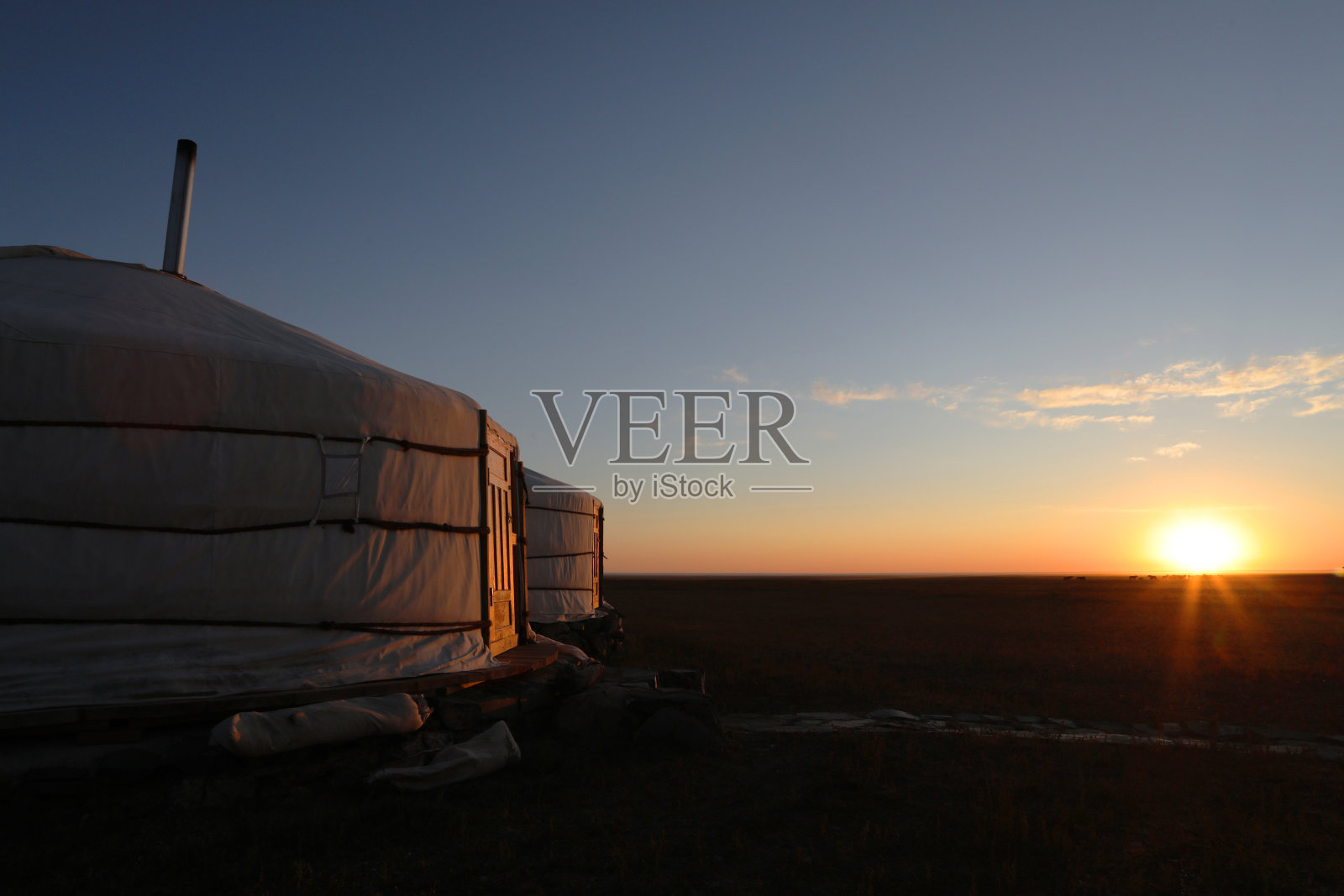 戈壁沙漠日出时的蒙古包照片摄影图片