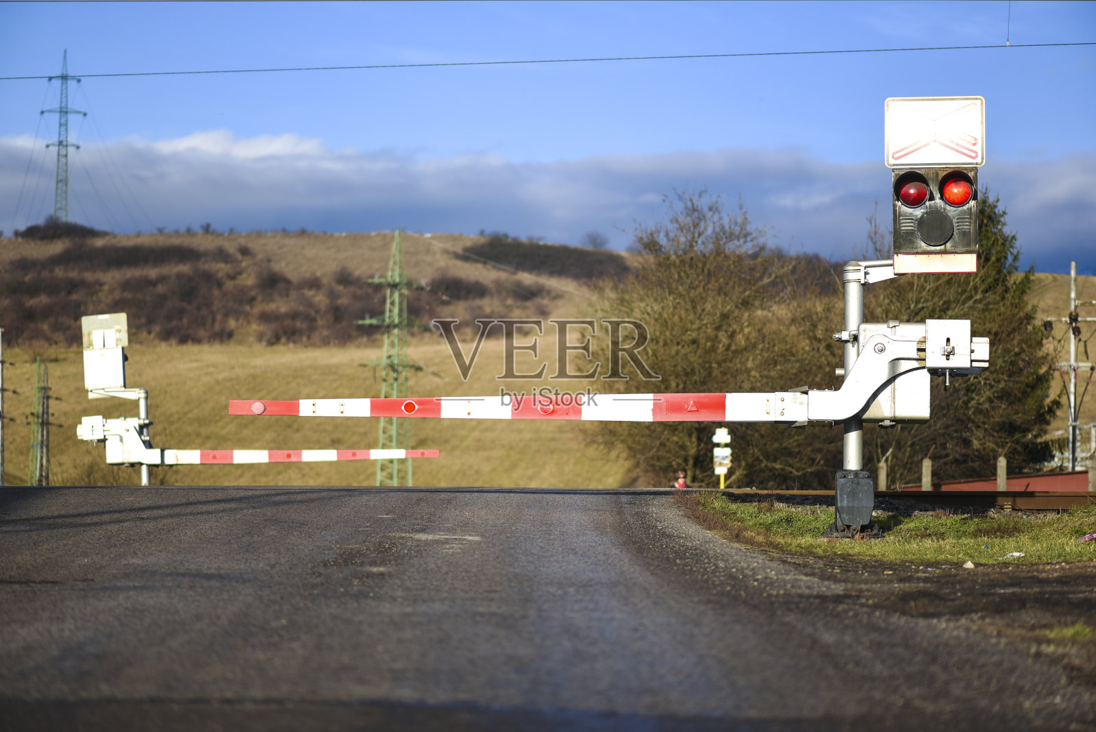 火车即将通过的铁路道口照片摄影图片
