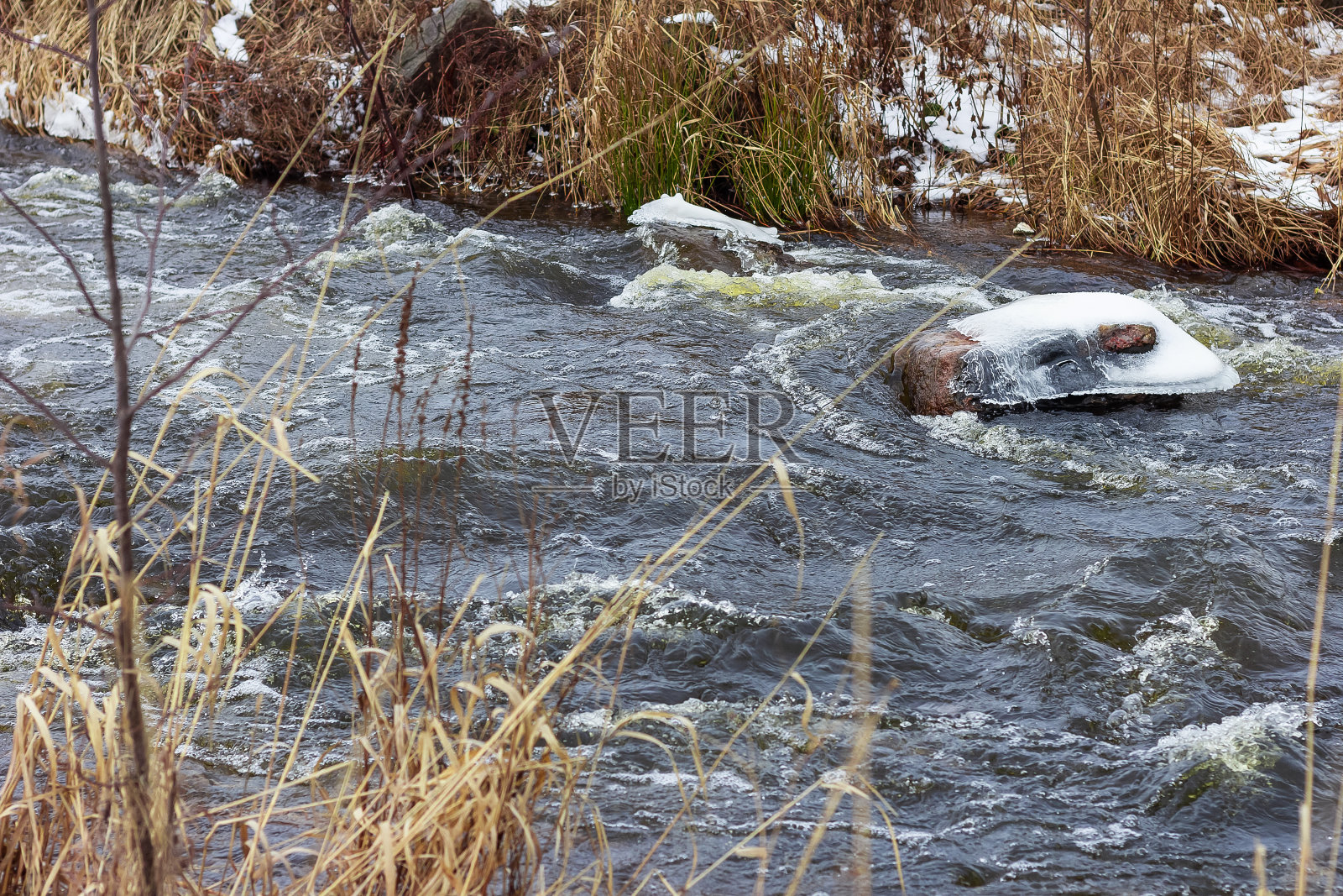 冬天河流覆盖着融化的冰照片摄影图片