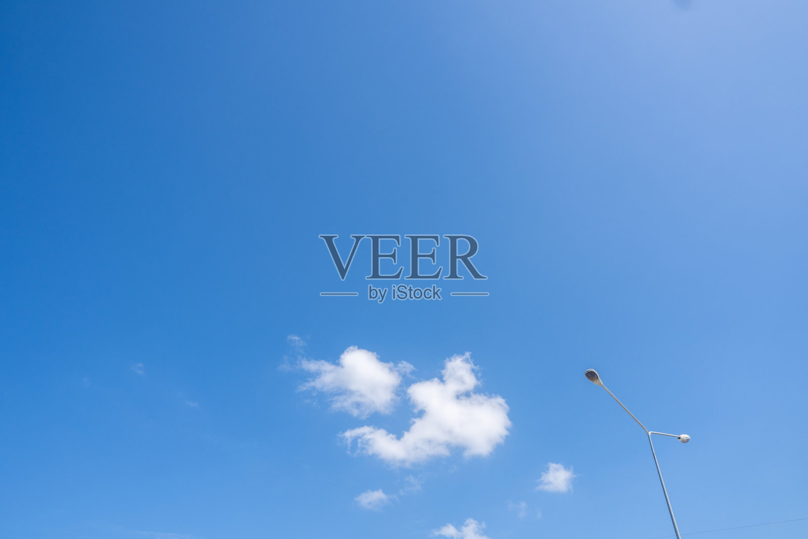 蓝天白云，电线杆背景照片摄影图片