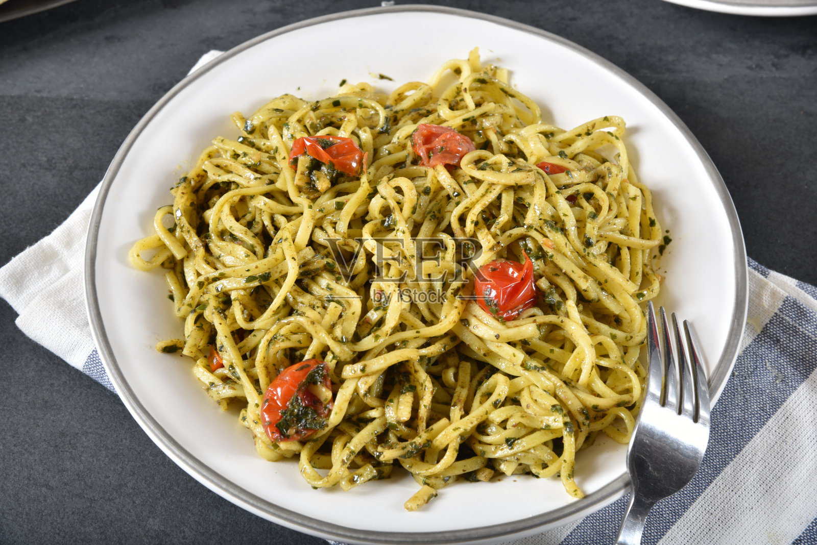 罗勒香蒜酱番茄扁面照片摄影图片