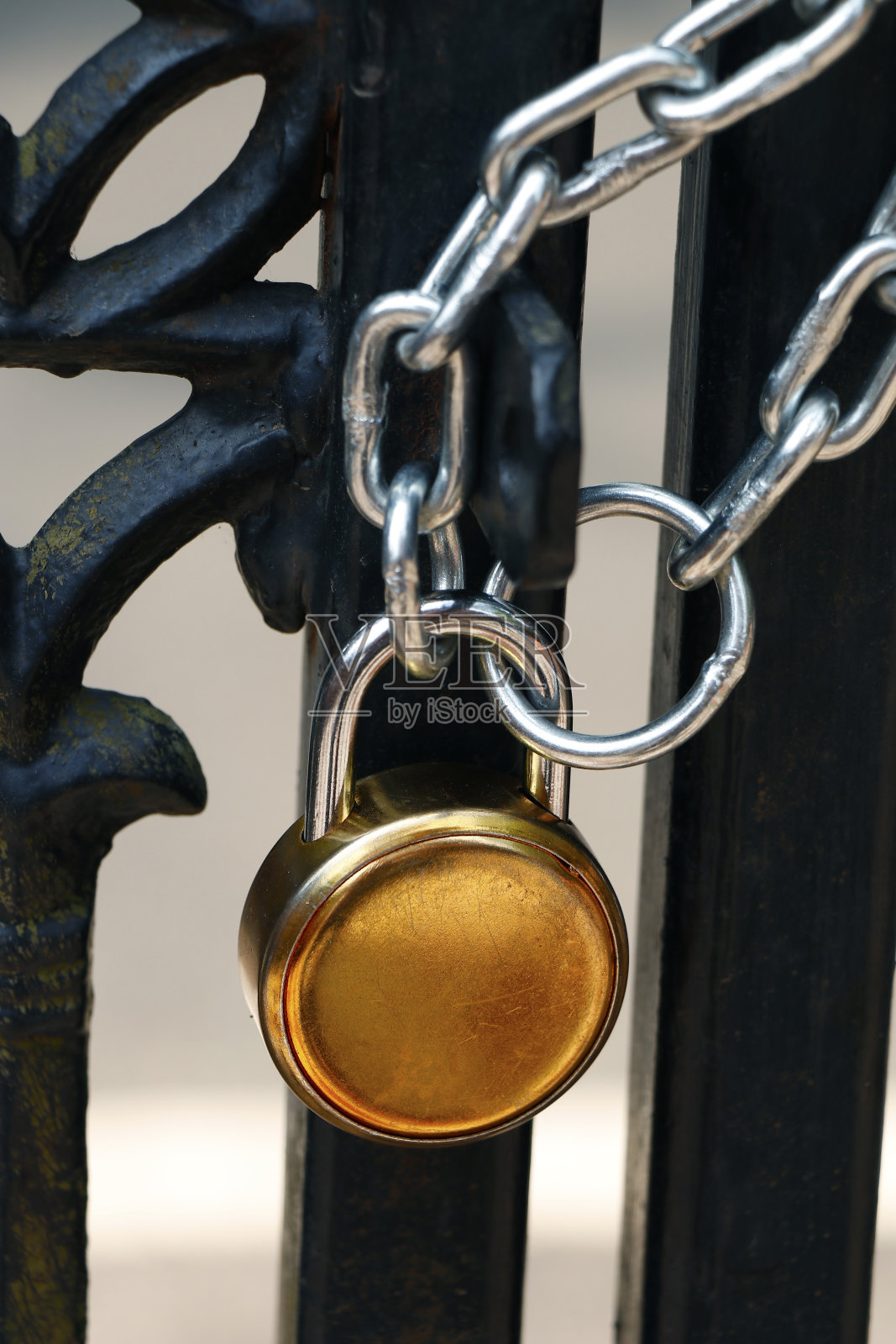 铁锁和坚固的铁链缠绕着金属大门照片摄影图片