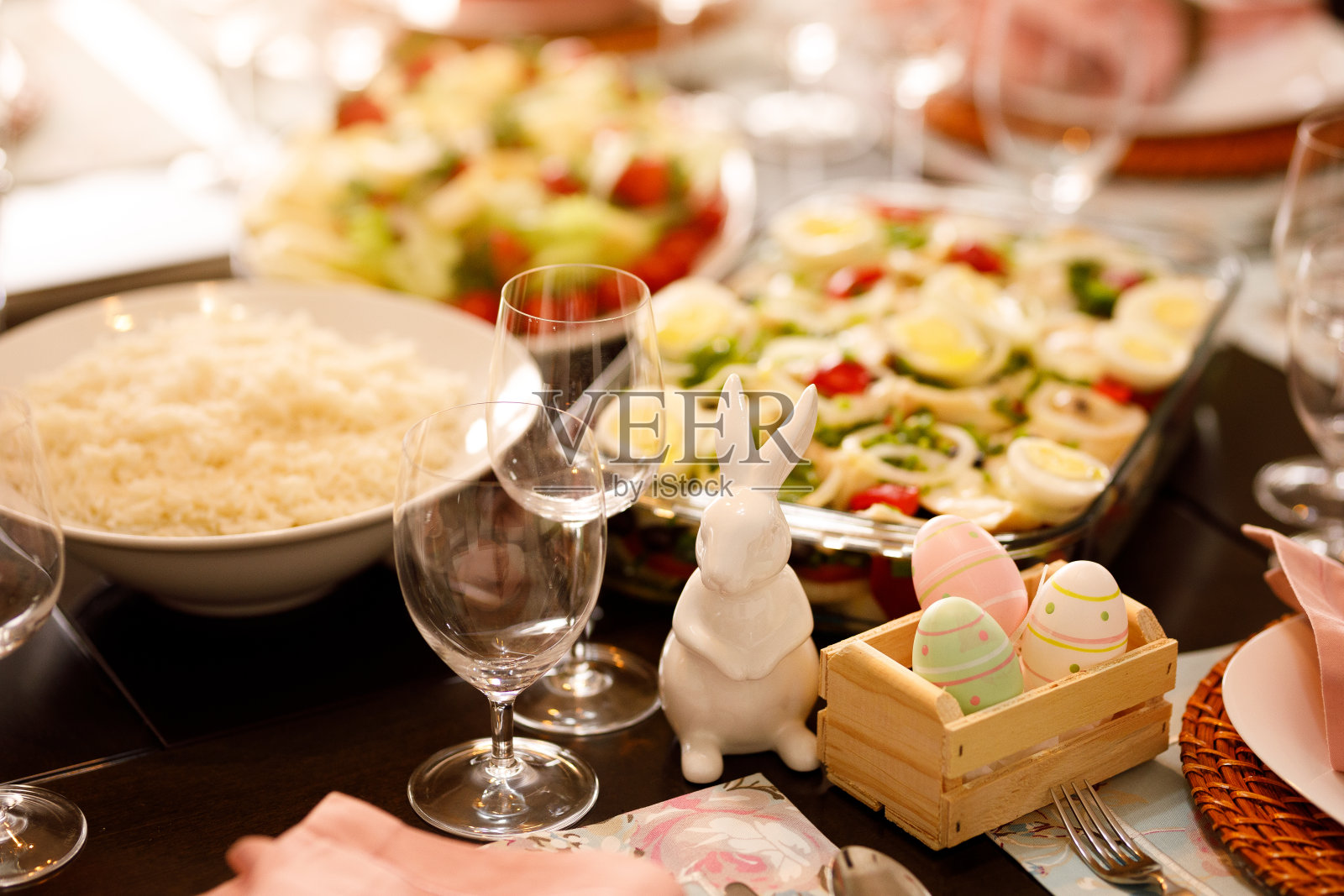 复活节装饰的午餐桌子照片摄影图片