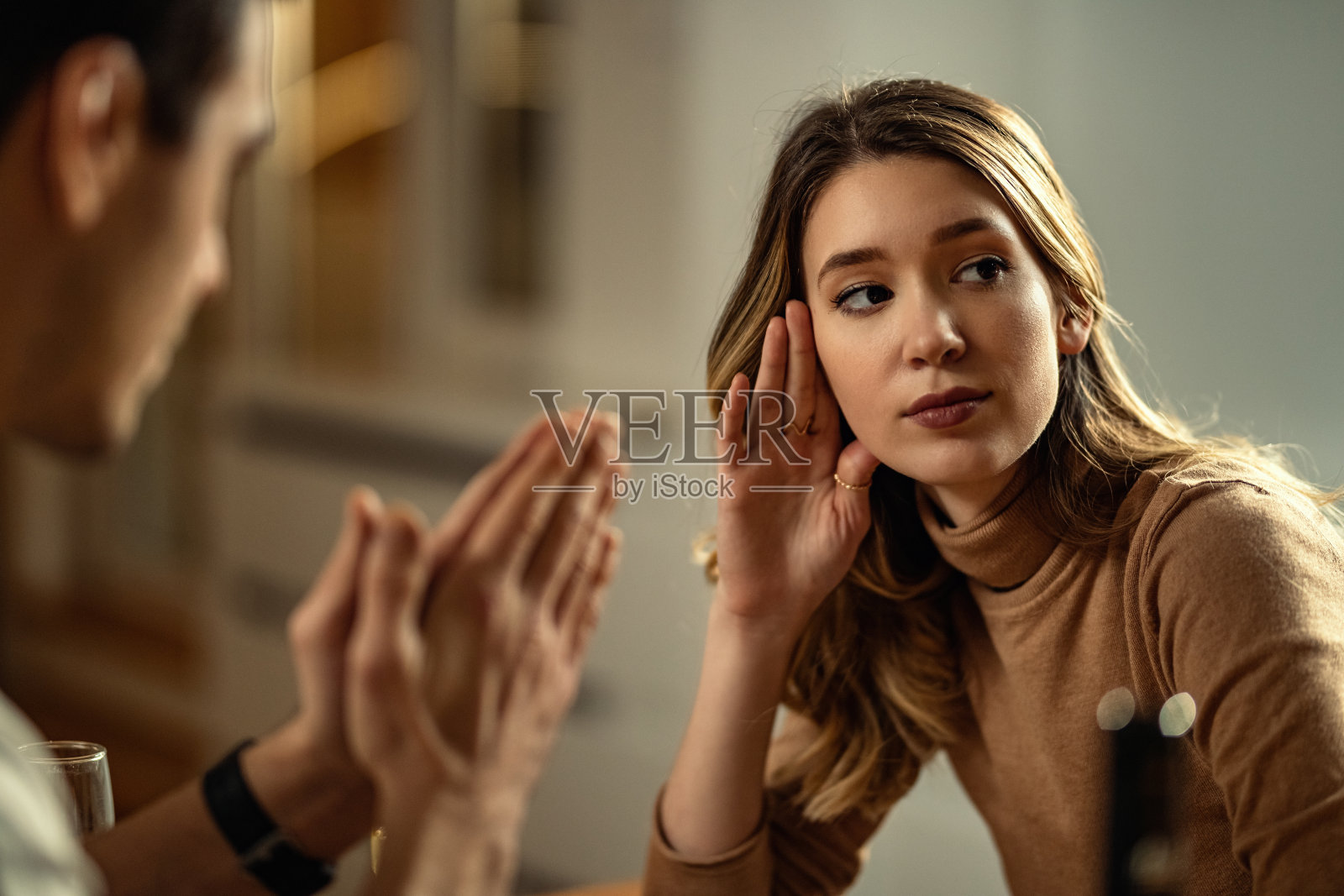 我不在乎你的道歉！照片摄影图片