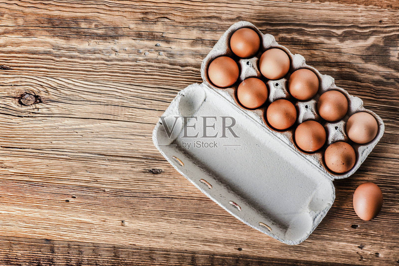鸡蛋。盒子里有新鲜的鸡蛋。鸡蛋放在木桌上照片摄影图片