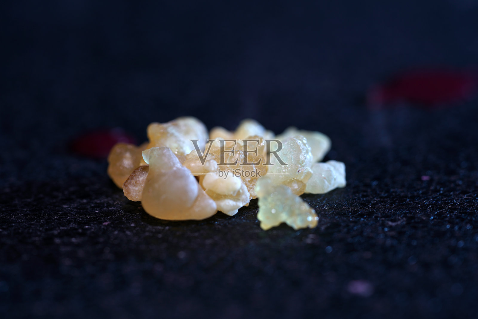 涂上厄立特里亚树脂后点燃一股令人愉快的香味，很适合熏肉和鱼，在摄影棚拍照。照片摄影图片