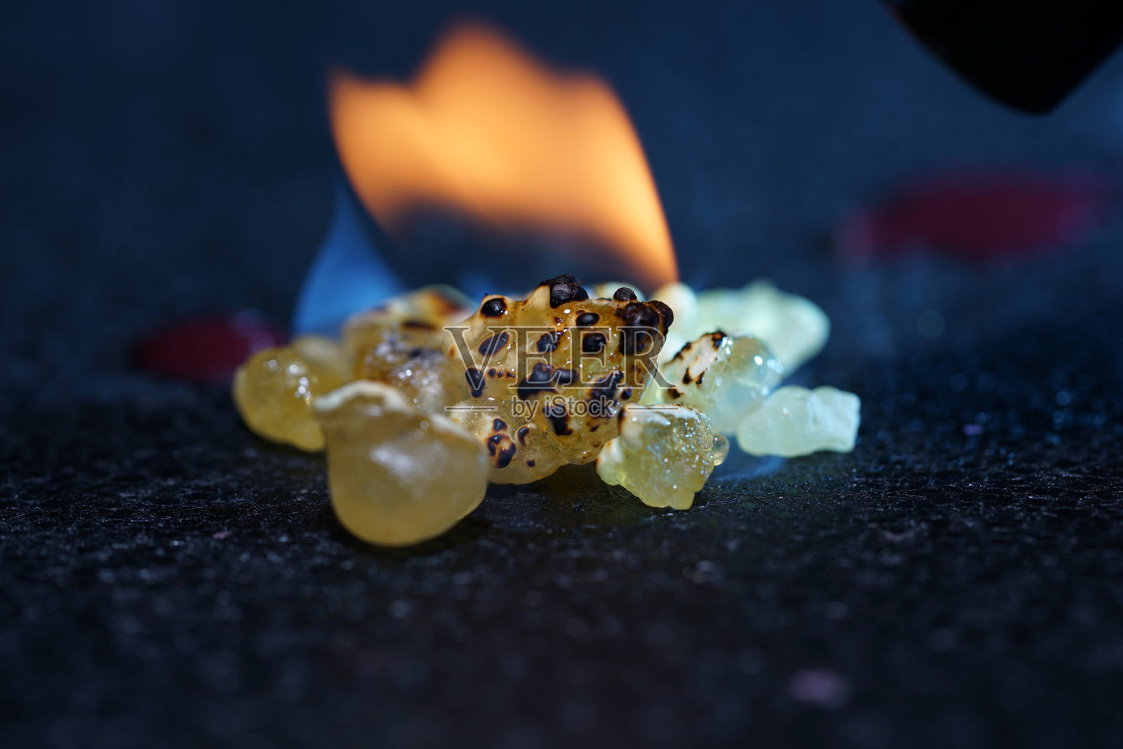 涂上厄立特里亚树脂后点燃一股令人愉快的香味，很适合熏肉和鱼，在摄影棚拍照。照片摄影图片