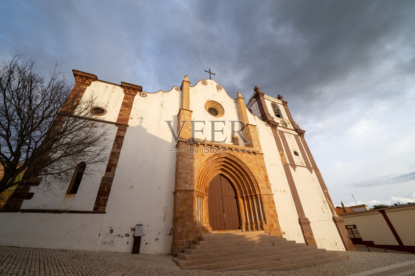 西尔弗斯大教堂(Silves Cathedral)是葡萄牙阿尔加维地区西尔弗斯的一座古老教堂照片摄影图片