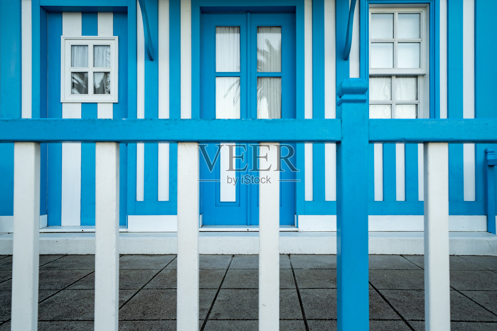 蓝白条纹的海滩别墅，在葡萄牙的新海岸照片摄影图片