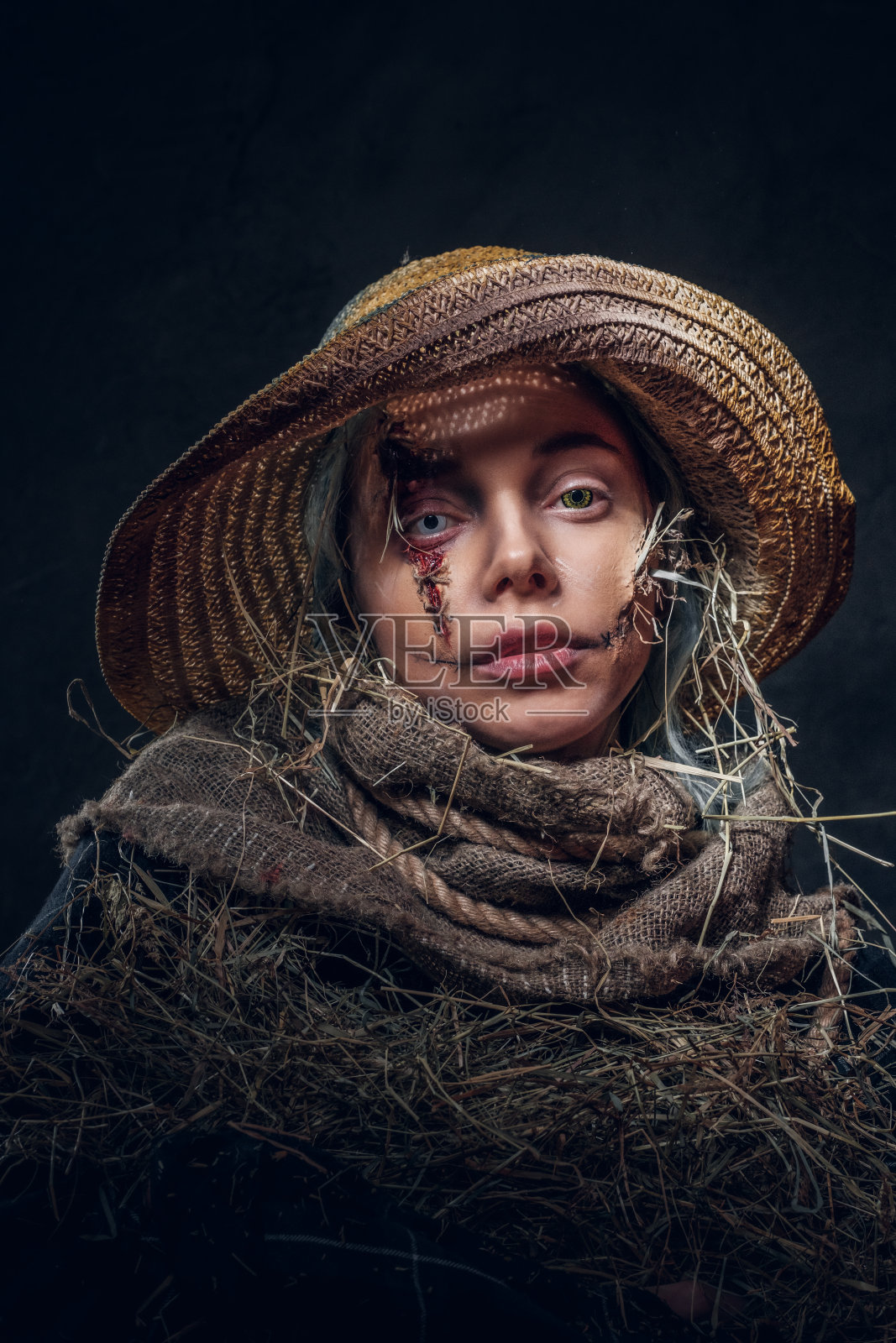 万圣节服装概念：稻草人装扮的漂亮女孩照片摄影图片