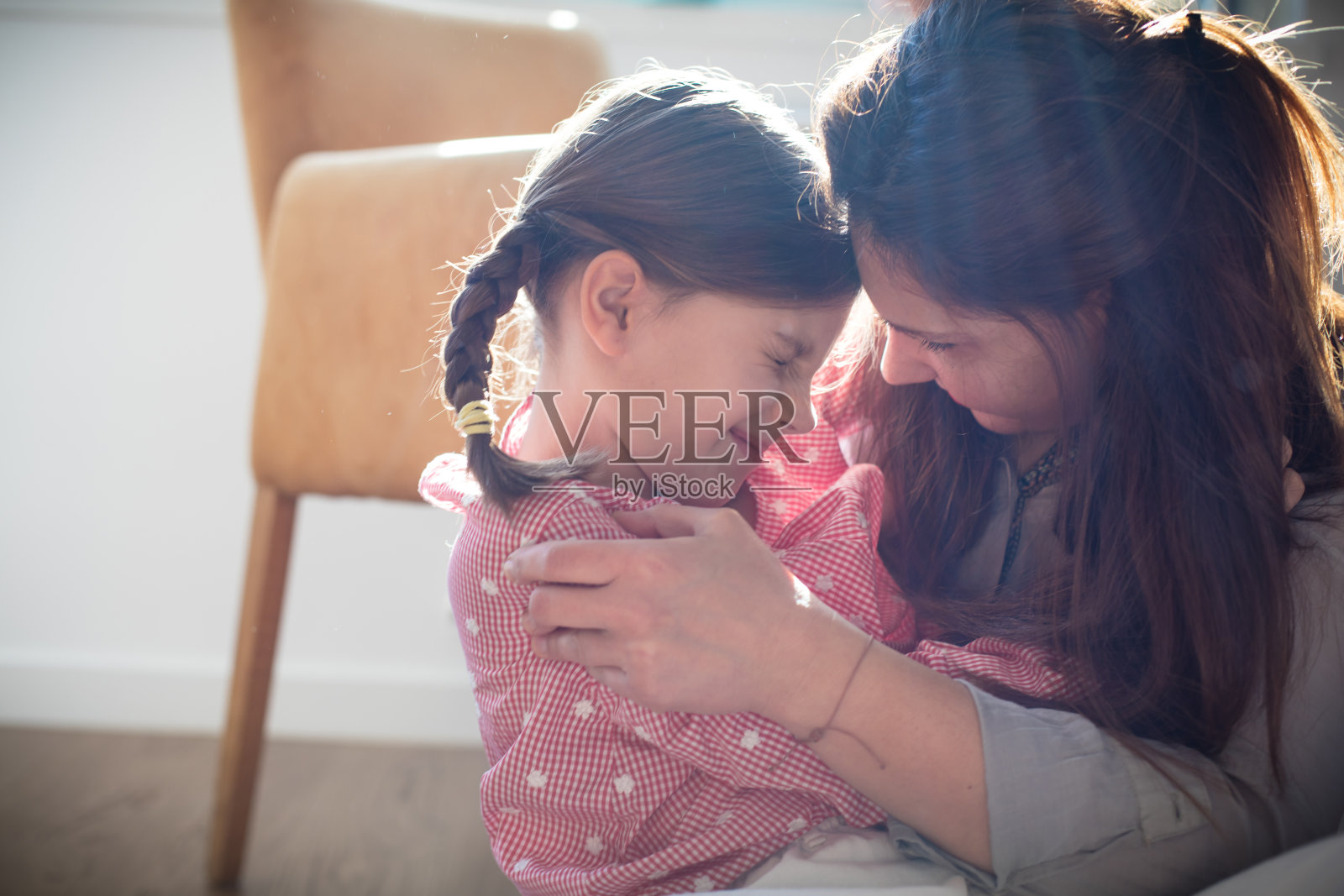 给妈妈一个拥抱照片摄影图片
