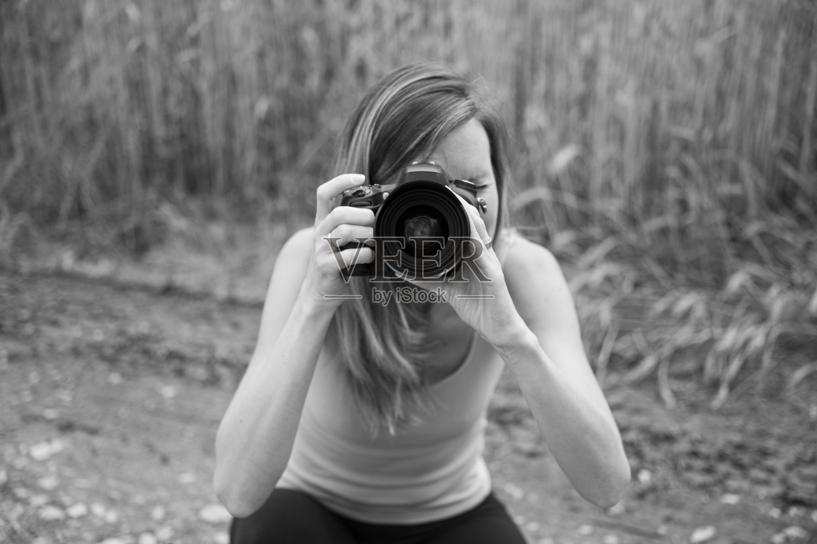 直接对着相机拍照的摄影师女人照片摄影图片