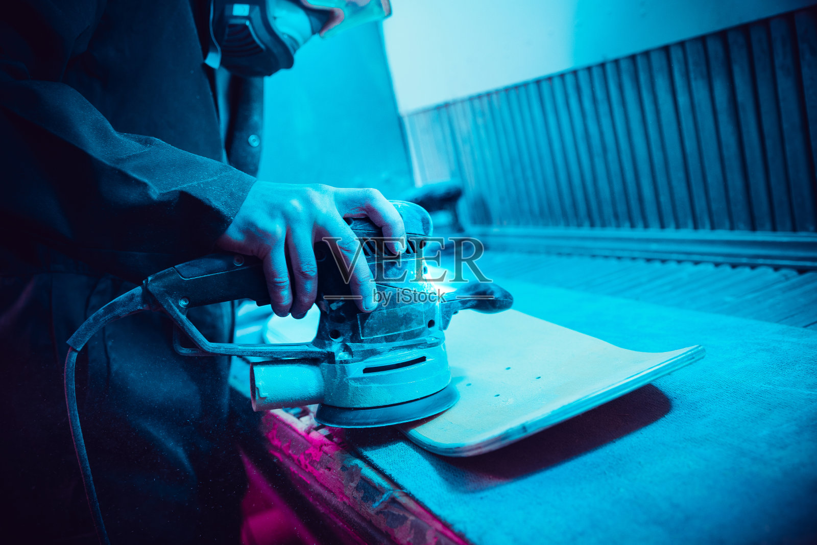 滑板运动员制作自己的滑板，长板 - 开放商业理念照片摄影图片