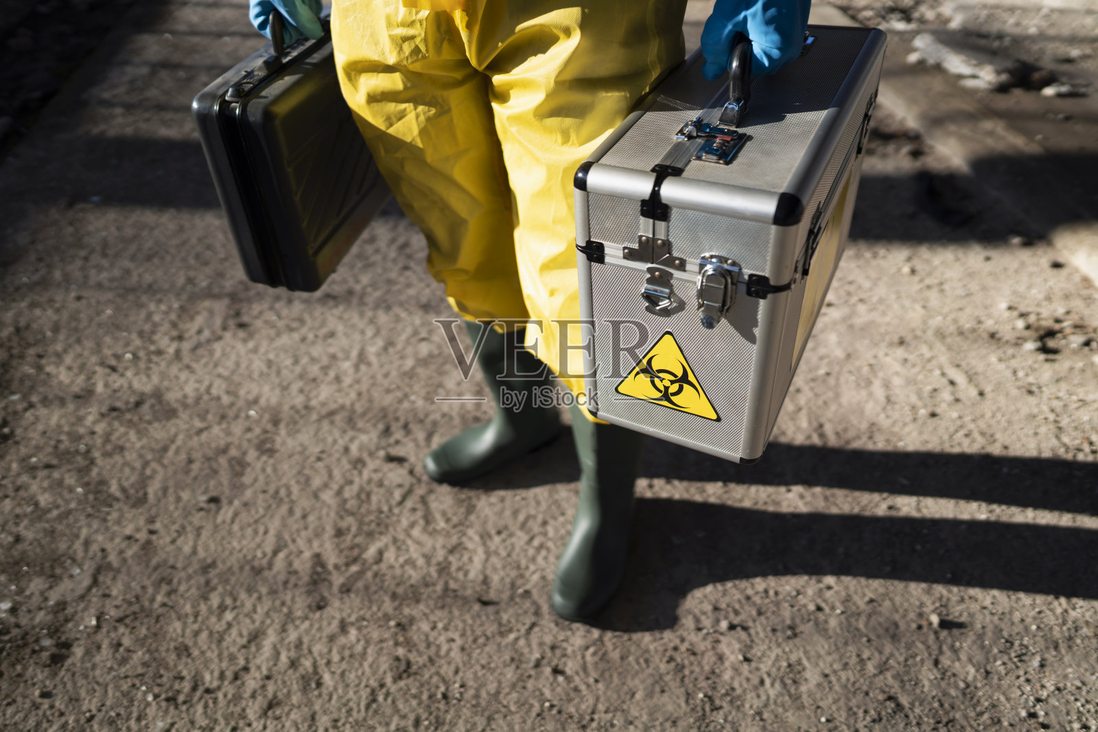 他的工作场所非常危险照片摄影图片