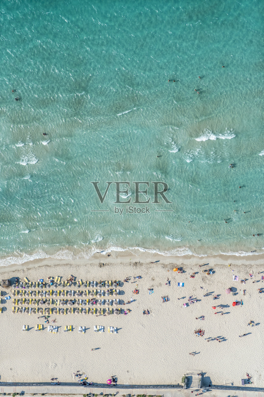 爱琴海海滩与人鸟瞰照片摄影图片