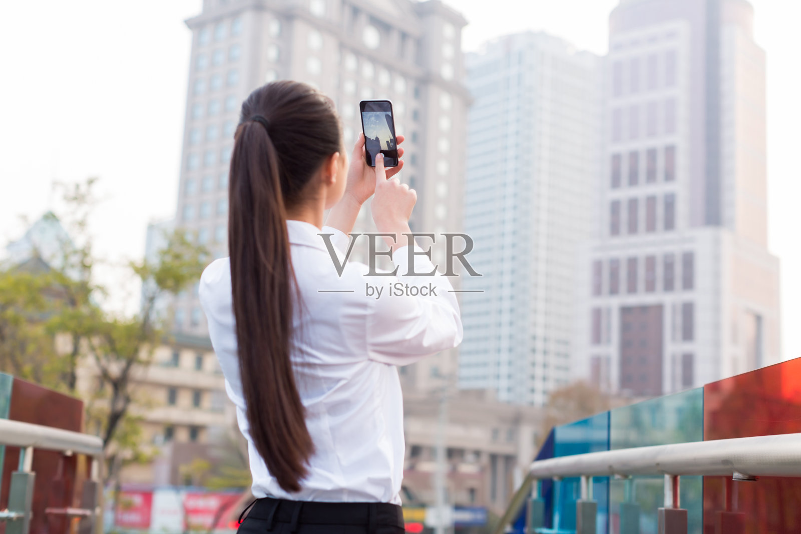 用手机的女孩，商业女性照片摄影图片