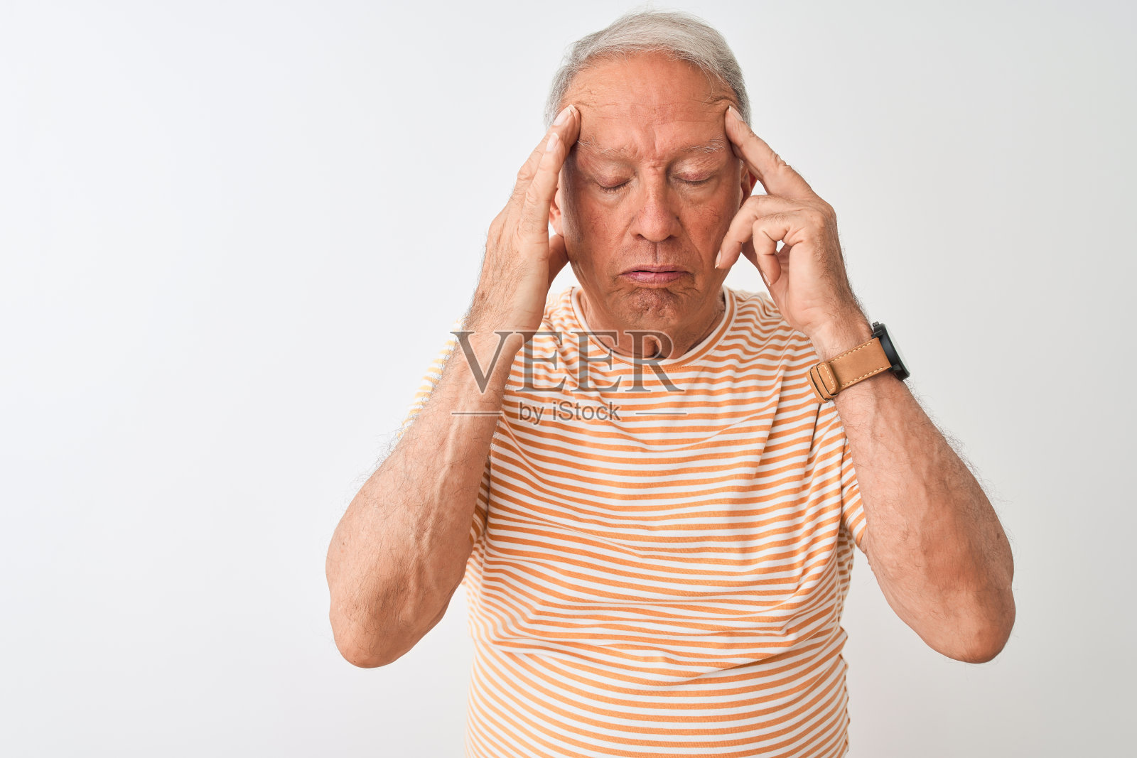 在白色背景前因压力头痛的年长白人照片摄影图片