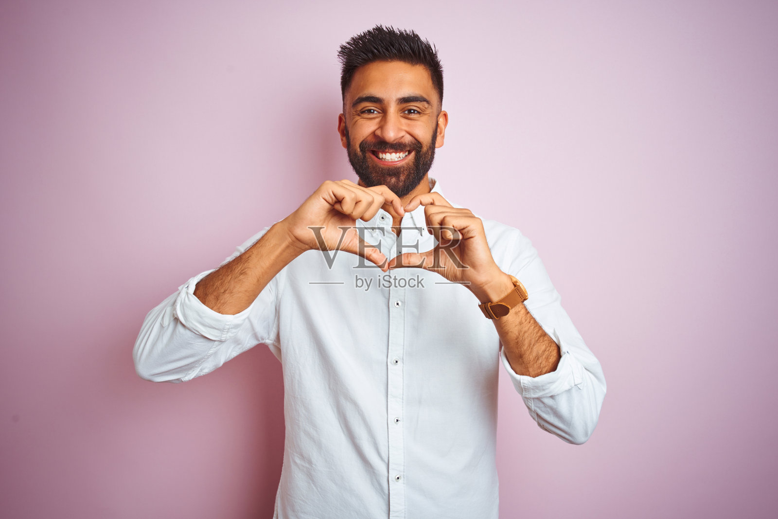 用手比心的快乐年轻印度商人照片摄影图片