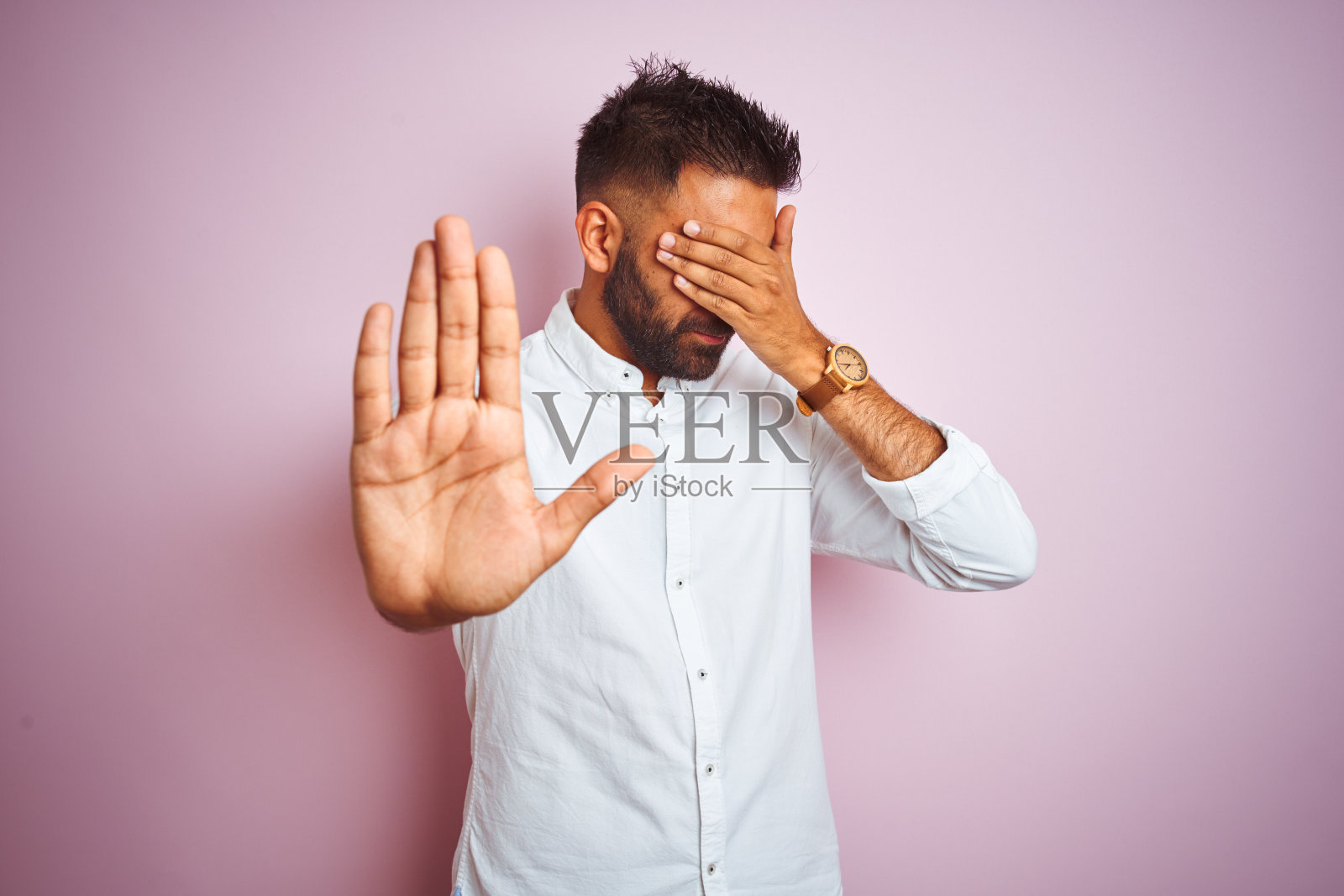 捂着眼睛做出停止手势的印度男商人照片摄影图片