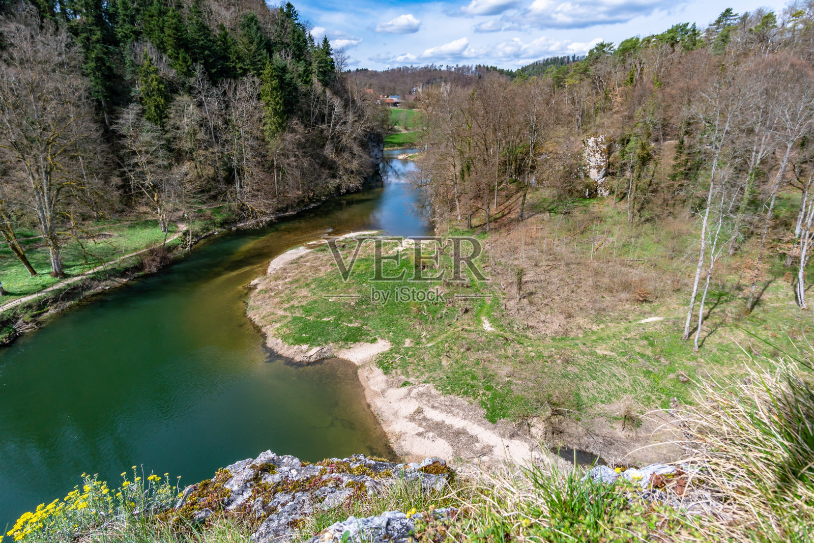 春天在美丽的多瑙河流域徒步旅行照片摄影图片