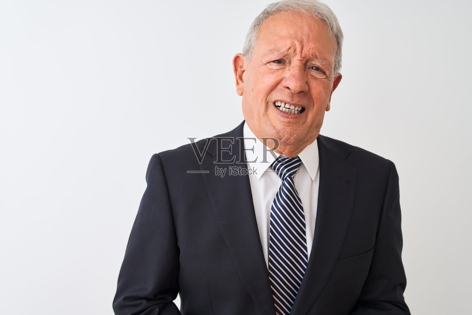 因消化不良捂住腹部的年长白人商人，身体不适照片摄影图片