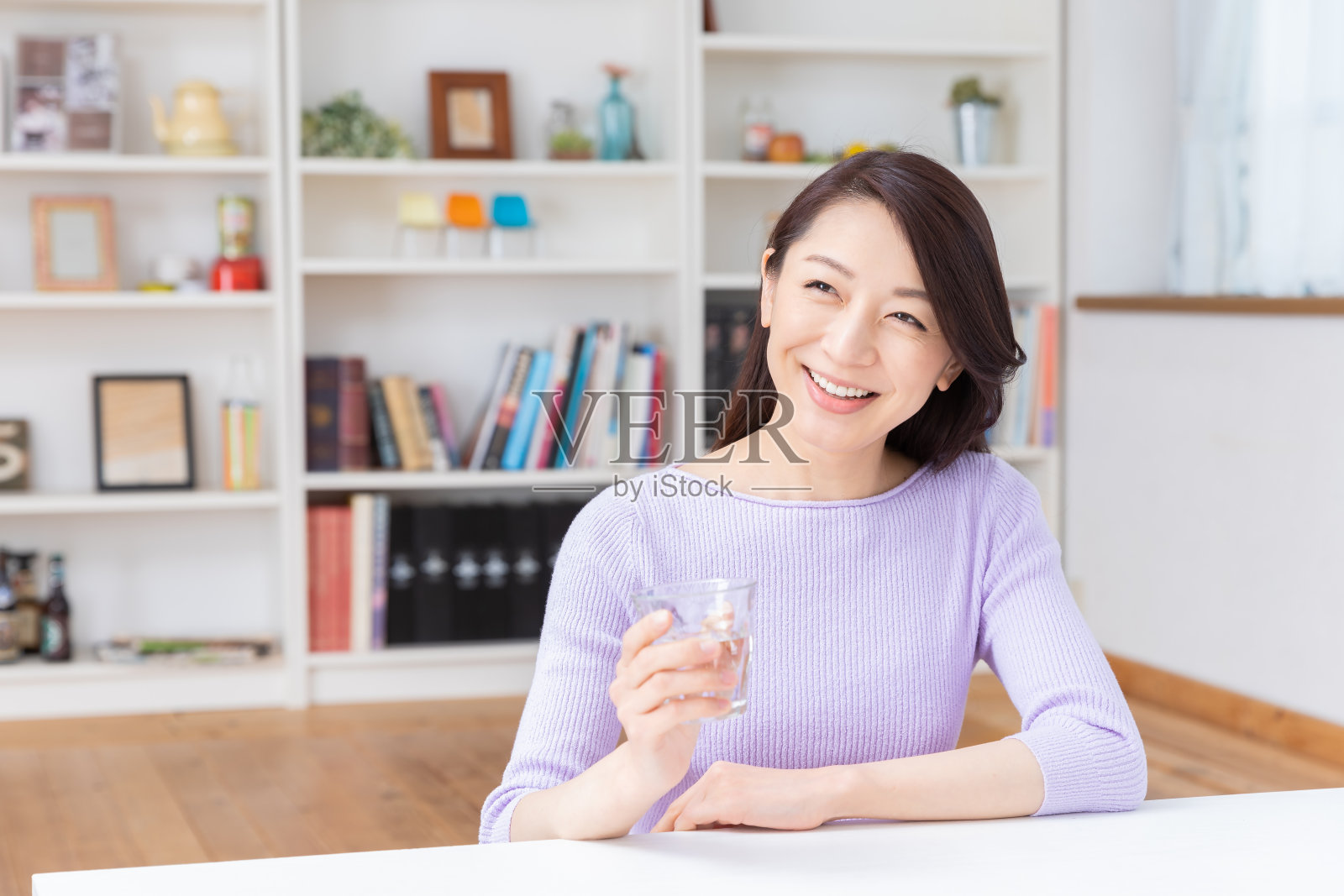 喝水的亚洲女人照片摄影图片