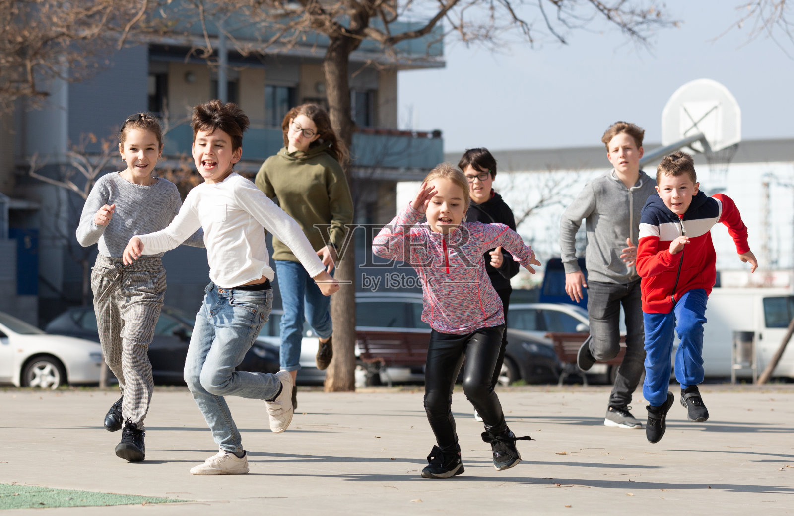 孩子们在城市街道上比赛照片摄影图片