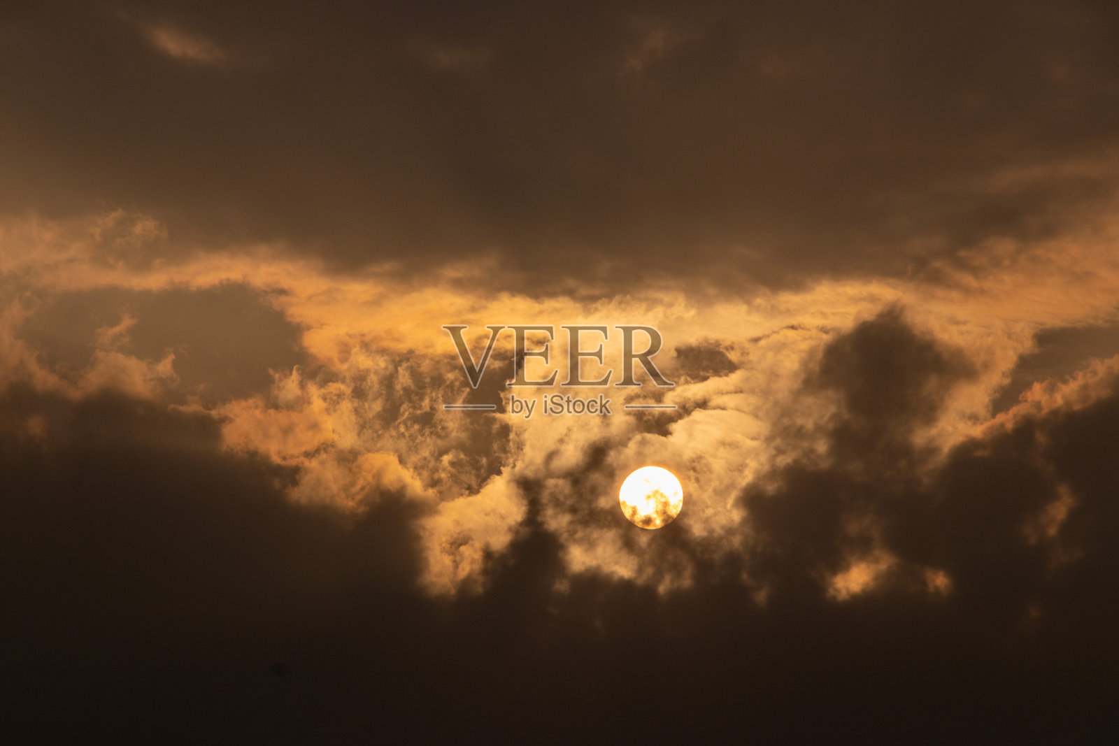 美丽的金色云景在早晨的日出。照片摄影图片