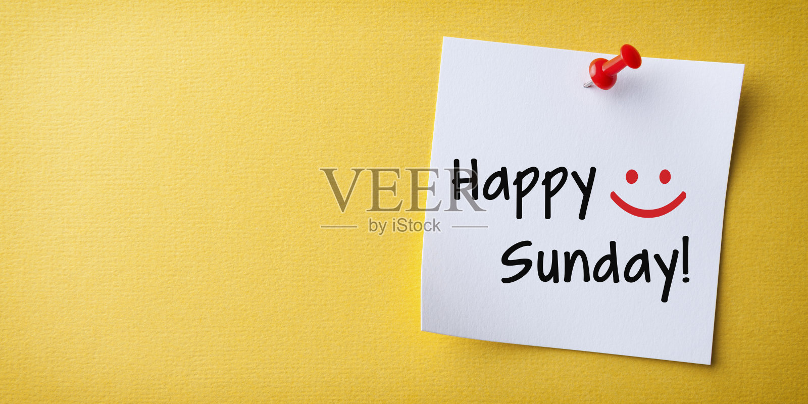 白色Sticky Note With Happy Sunday And Red Push Pin On Yellow Background照片摄影图片