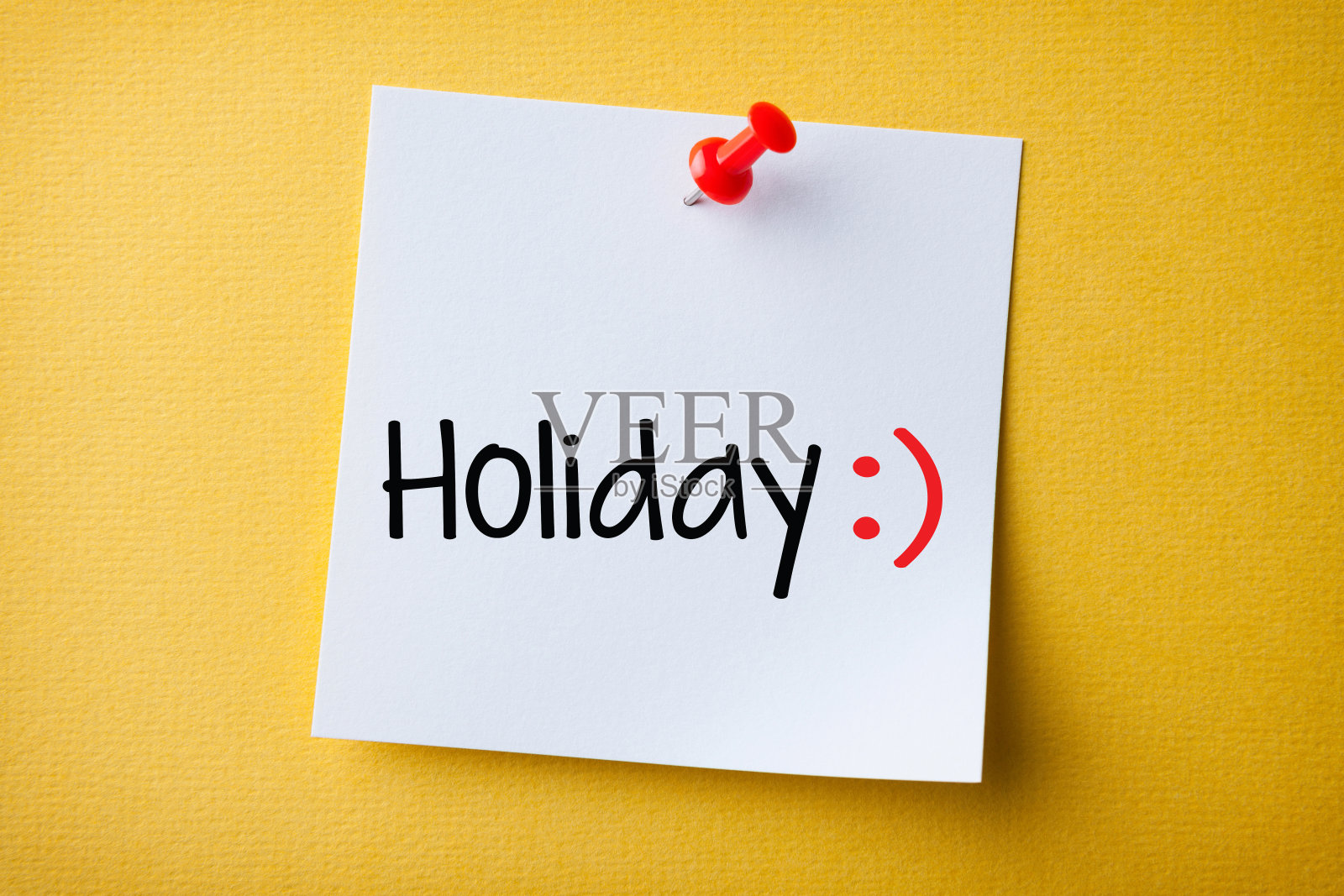 白色便利贴与节日和红色图钉在黄色背景照片摄影图片