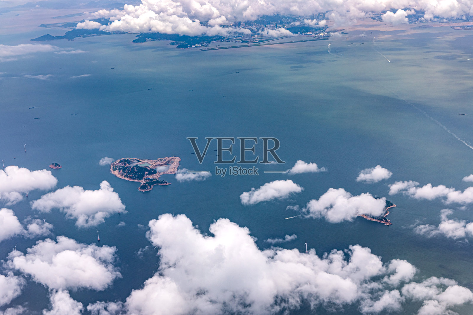 从飞机上俯瞰天空照片摄影图片