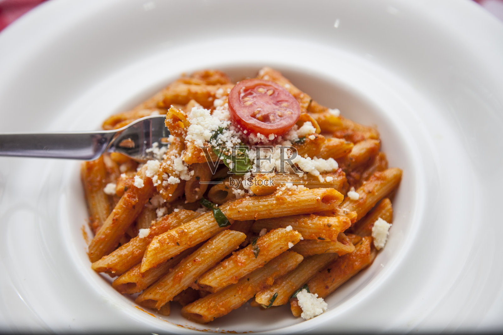 桌上用叉子放意大利通心粉照片摄影图片