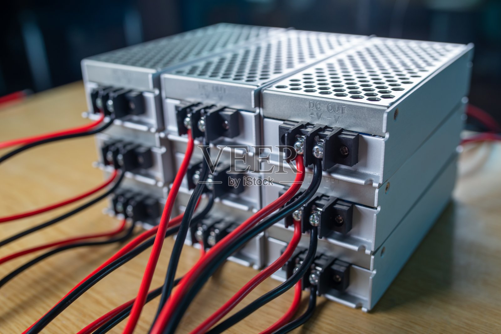 封闭式金属外壳，用于储存电源照片摄影图片