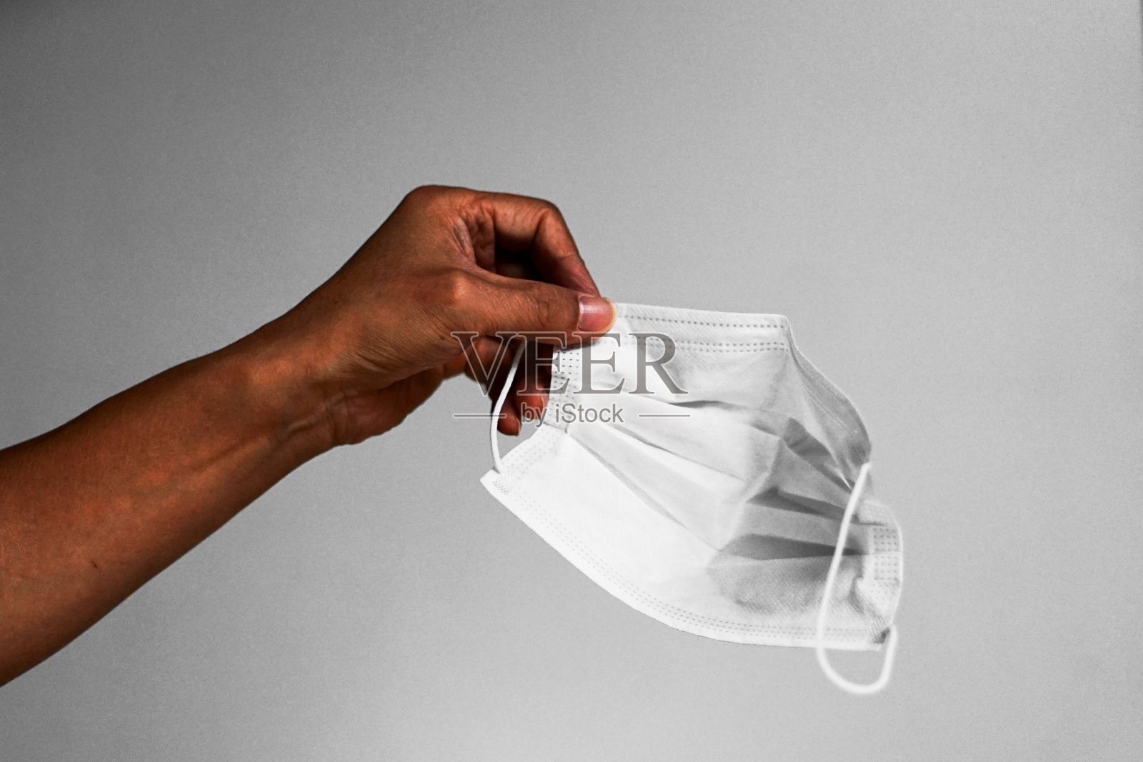 手持一次性口罩照片摄影图片