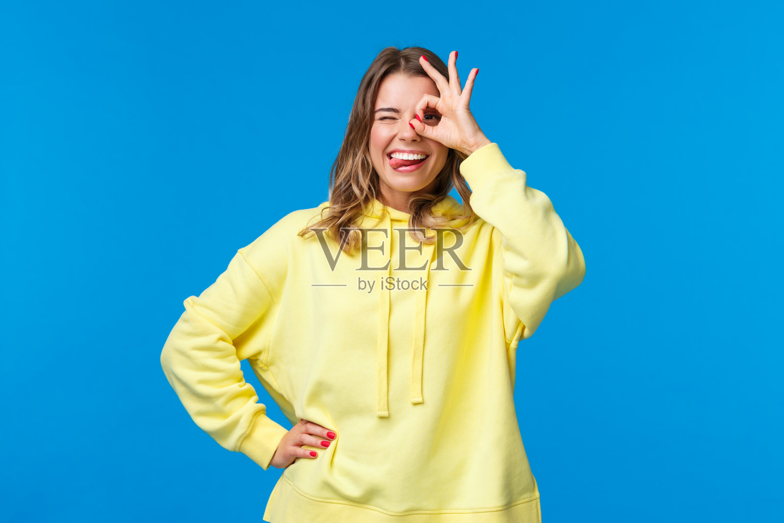 没问题，放松点，无忧无虑的金发女孩，没问题手势蓝色背景照片摄影图片