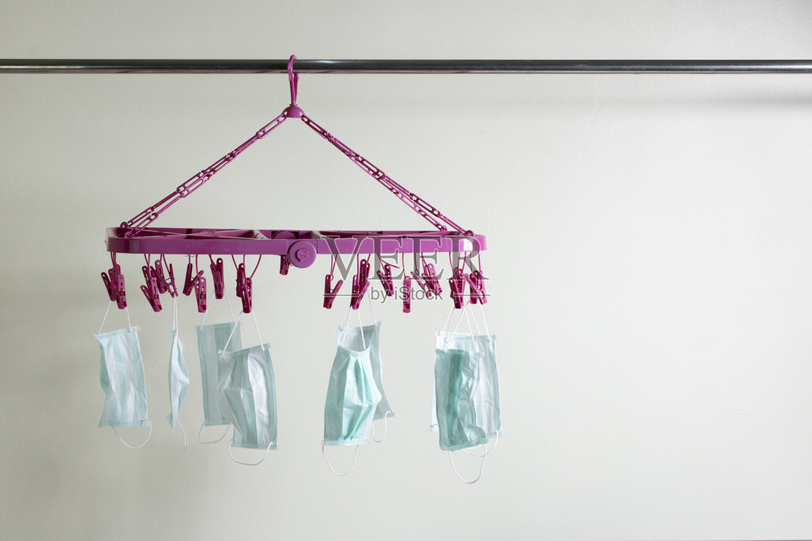 脏的外科口罩，挂的洗涤线，卫生保健，再利用二手病毒，细菌污染照片摄影图片