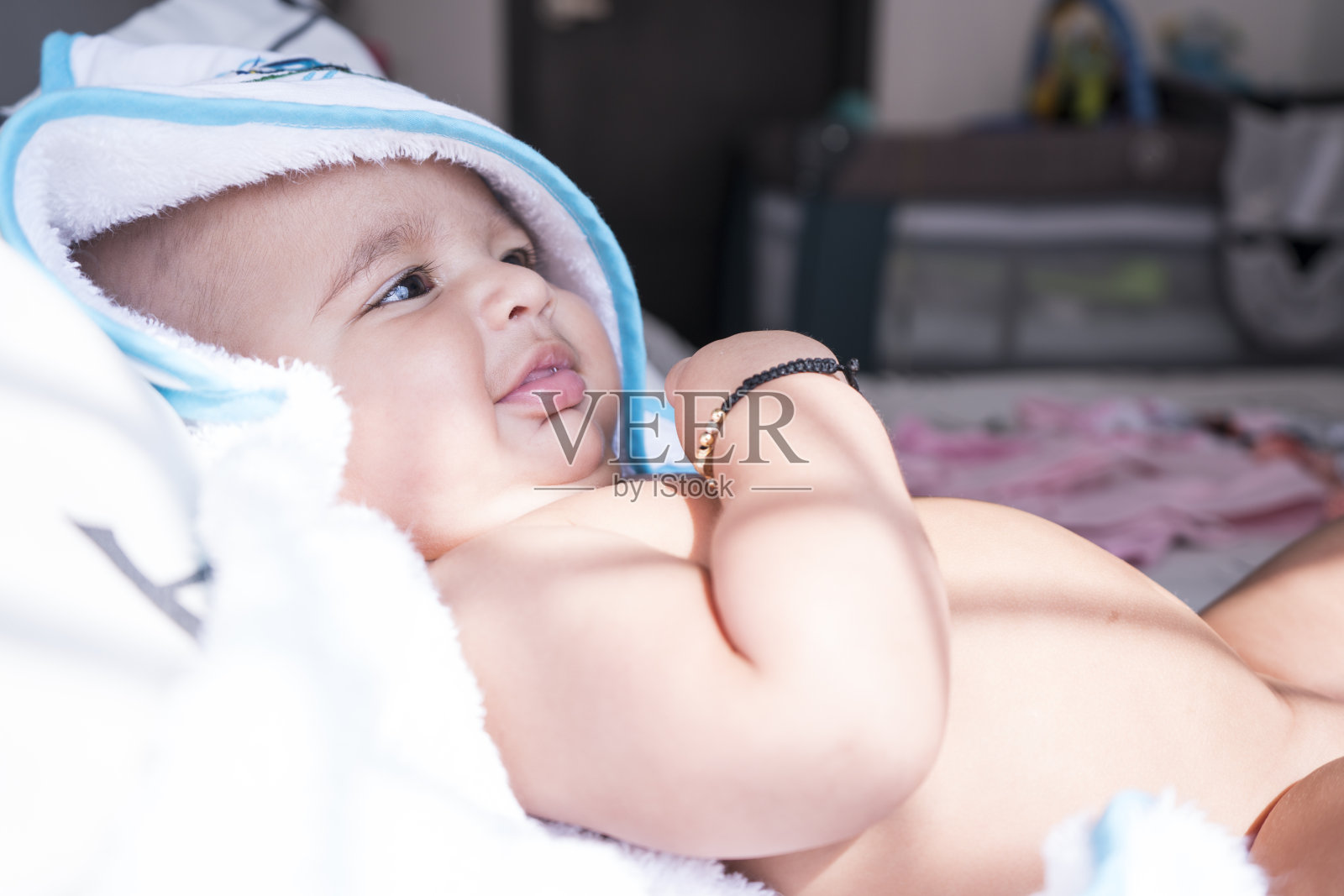 新生婴儿裹着毛巾照片摄影图片