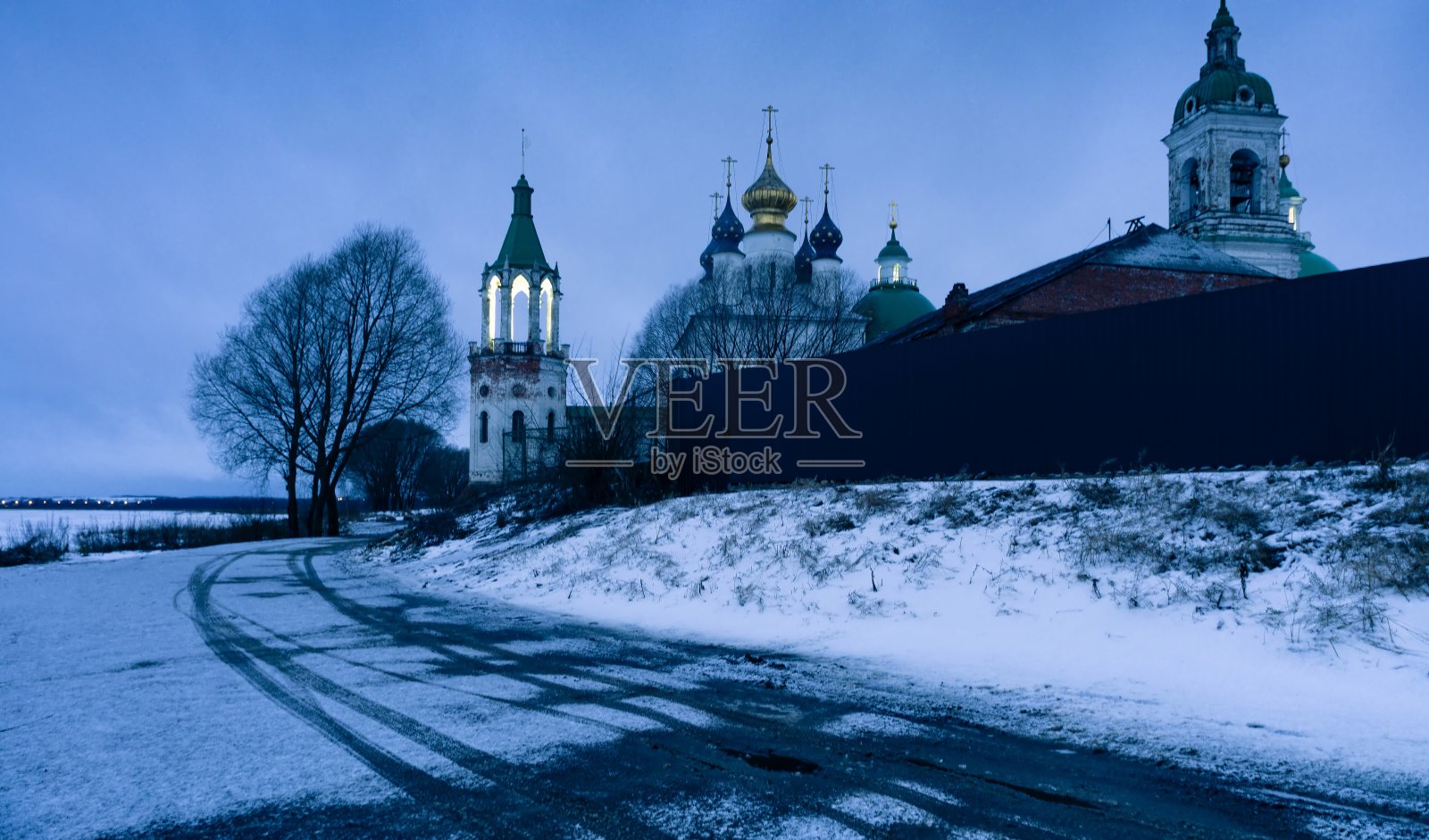 一个冬天的早晨，在斯帕索-雅克夫列夫斯基修道院照片摄影图片