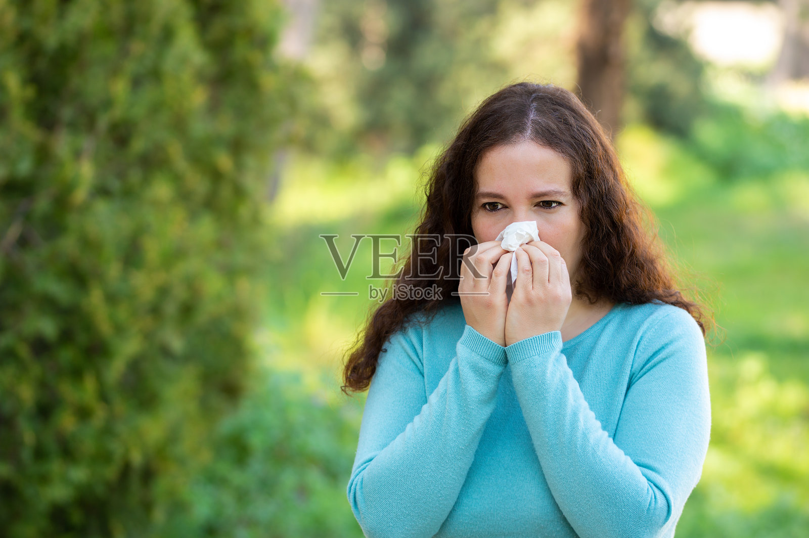 女人用湿巾打喷嚏照片摄影图片