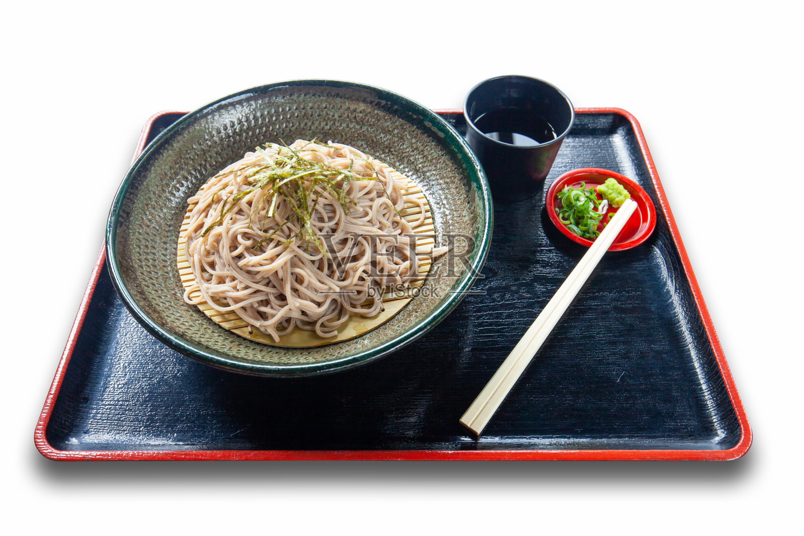 近看扎鲁拉面，日式冷荞麦面蘸上凉拌调味酱，竹筛拉面午餐，带夹径照片摄影图片