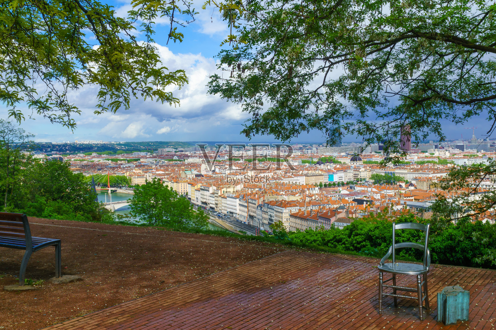 Saone河和市中心，从Abbe Larue花园，里昂照片摄影图片