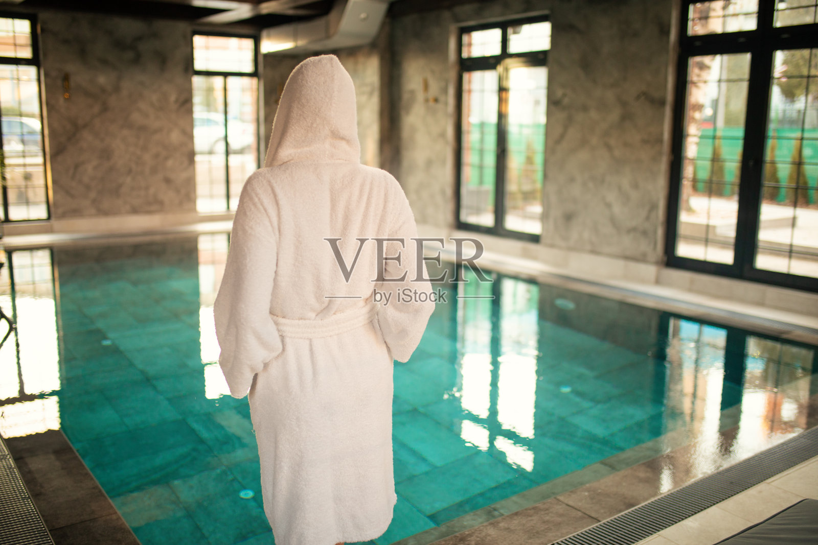 女人放松在室内泳池边照片摄影图片